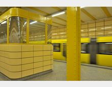 Gelbe U-Bahn-Station mit gelb gefliesten Wänden und einem gläsernen Kontrollhäuschen in der Mitte; im Hintergrund fährt ein gelber U-Bahn-Zug durch den Bahnhof, und ein gelber Metallpfeiler steht im Vordergrund.