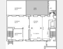 Grundriss einer Räumlichkeit mit verschiedenen Bereichen: ein Studio (100 m²), ein Fundus (50 m²), eine Werkstatt (50 m²), eine Holzwerkstatt (20 m²) und ein Hof (70 m²). Zusätzlich sind ein WC und Treppen für Zugang eingezeichnet. Maße und Raumaufteilungen sind detailliert angegeben.