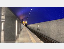 U-Bahn-Station mit grauen Steinwänden, hell beleuchteten Säulen und einem blau beleuchteten Deckengewölbe mit kleinen Lichtpunkten, die an einen Sternenhimmel erinnern. Auf der rechten Wand ist der Schriftzug „Museumsinsel“ zu sehen.