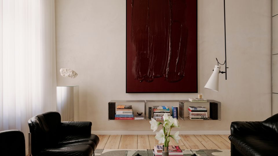 Modernes Wohnzimmer mit hellen Wänden, großformatigem dunkelrotem Wandbild und schwebendem Regal mit Büchern. Schwarze Ledersessel und ein Sofa stehen um einen niedrigen Tisch mit Vase und Deko, neben einer weißen Hängelampe und bodentiefen Vorhängen.