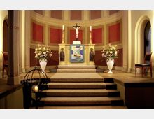 Innenraum einer Kirche mit einem Altar im Zentrum. Der goldfarbene Altar ist dekoriert mit einem Kreuz, Kerzen und Blumen. Davor führen mit Teppich belegte Stufen hinauf, flankiert von großen Blumenvasen.