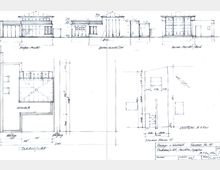 Technische Zeichnung eines Gebäudes mit Grundriss, Ansichten und Maßen. Zu sehen sind Ansichten der Straße und des Gartens sowie ein Lageplan mit genauen Maßangaben und Beschriftungen wie "Gründach" und "Garage".
