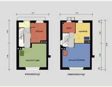 Grundriss eines zweistöckigen Hauses mit farblich gekennzeichneten Räumen. Im Erdgeschoss befinden sich eine Küche (rot) und eine Wohnstube (grün), während im Obergeschoss ein Schlafzimmer (blau), ein Bad (rot) und eine Kammer (gelb) angeordnet sind. Eine zentrale Treppe verbindet die beiden Stockwerke.