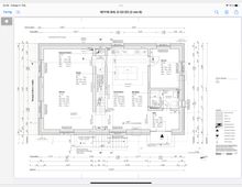 Grundriss eines Gebäudes im Maßstab 1:50 (DIN A2), der die Raumaufteilung des Erdgeschosses zeigt. Dargestellt sind verschiedene Räume, wie Wohnen, Küche, Gästezimmer und Technikraum, mit detaillierten Maßen, Wandaufbauten und technischen Informationen, inklusive Beschriftungen und Legende.