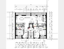 Grundriss einer Wohnung mit zwei Schlafzimmern, zwei Bädern, einem zentralen Wohn-/Ess-/Küchenbereich sowie zwei Balkonen. Detaillierte Maße und Positionen von Wänden, Türen, Fenstern und Möbeln sind eingezeichnet.
