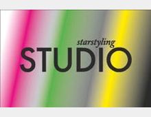 Ein Schriftzug mit dem Wort "STUDIO" in schwarzer, großer Schrift, darüber das kleinere Wort "starstyling". Der Hintergrund zeigt diagonale Farbverläufe in Pink, Grün, Gelb und Grau.