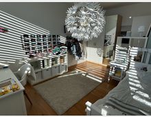 Helles Schlafzimmer mit Holzboden, einem weißen Bett rechts, einem weißen Schreibtisch links und offenen Regalen an der Wand. Eine große, dekorative Lampe hängt in der Mitte, und durch ein Fenster entstehen Schatten von Jalousien auf den Wänden und Möbeln.