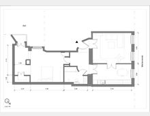 Grundriss einer Wohnung mit verschiedenen Zimmern, einschließlich eines Schlafzimmers, eines Wohnzimmers, eines Badezimmers und einer Küche. Der Plan zeigt Maßangaben, Türpositionen und angrenzende Bereiche wie Hof und Mariahilmenstr.