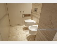 Modernes Badezimmer mit Wänden und Böden aus beigefarbenem Marmor, wandhängender Toilette und Bidet sowie einer Einbaunische mit Toilettenpapier. Links befinden sich weiße Schränke mit runden Griffen.