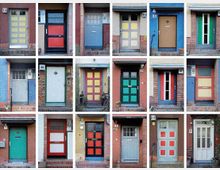 Eine Collage aus 16 unterschiedlich gestalteten Haustüren in verschiedenen Farben, Mustern und Stilen. Die Türen sind von Klinkerfassaden und bunten Wänden umgeben und zeigen Variationen wie Glaseinsätze, geometrische Muster und Holzverkleidungen.