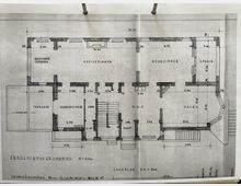 Grundrisszeichnung eines Erdgeschosses im Maßstab 1:100, mit markierten Räumen wie Wohnzimmer, Esszimmer, Küche, Veranda, Salon und Loggia. Der Plan zeigt auch eine Garage, Terrasse, Treppenaufgang und verschiedene Türen und Fensterpositionen.