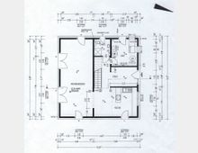 Grundriss eines Wohnhauses, der ein Erdgeschoss mit Wohn-Essbereich, Küche, Badezimmer, Hauswirtschaftsraum und Diele zeigt. Der Plan enthält genaue Maßangaben, Tür- und Fensterpositionen sowie technische Hinweise.