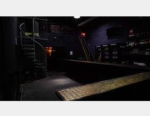 Ein dunkler, industriell gestalteter Innenraum mit einer Bar aus gefliester Oberfläche, Regalen mit Getränken und einer Wendeltreppe aus Metall, die nach oben führt. Im Hintergrund befinden sich ein beleuchteter Durchgang und eine Leiter, die zu einem erhöhten Bereich führt.