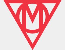 Rot-weißes Logo mit einem stilisierten Buchstaben „M“, der in der Mitte eines Kreises platziert ist. Der Kreis ist in ein gleichseitiges Dreieck eingebettet, wobei das Dreieck die Rahmenstruktur des Designs bildet.