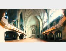 Innenansicht einer historischen Kirche mit hohen Gewölbedecken, verzierten Arkaden und großen, farbigen Glasfenstern. Der Altarbereich befindet sich in der Mitte, umgeben von fein gearbeiteten architektonischen Details.