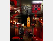 Innenansicht einer Bar mit dunklem Holzinterieur und roten Akzenten. Der Raum enthält kleine Tische, eine Theke, dekorative Wandmuster und bunte Glasfenster. Ein beleuchtetes Schild mit der Aufschrift „Suspiria bar“ ist ebenfalls sichtbar.