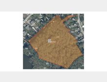 Satellitenbild eines Gebietes mit markierter Grundstücksgrenze in Rot. Innerhalb der markierten Fläche ist das Areal „Kohlgarten“ beschriftet, umgeben von Grundstücken mit Gebäuden und einer Straße auf der rechten Seite.