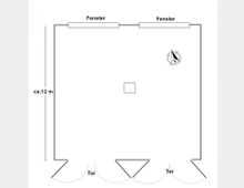 Grundriss eines rechteckigen Raumes mit zwei Fenstern an einer Wand und drei Toren an der gegenüberliegenden Seite. Der Raum hat eine Länge von etwa 12 Metern, ein zentrales Quadrat symbolisiert ein Objekt, und eine Kompassrose zeigt die Himmelsrichtungen.