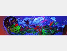 Ein buntes Wandbild mit fluoreszierenden Farben zeigt eine fantasievolle Landschaft, darunter ein großes lächelndes Gesicht, Windmühlen, Häuser, Bäume und Felder. Der Hintergrund enthält Sterne, Regenbögen und stilisierte Wolken, die eine surrealistische Atmosphäre schaffen.