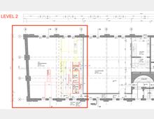 Grundrisszeichnung der zweiten Ebene eines Gebäudes mit gekennzeichneten Räumen und Strukturdaten. Wände, Türen, Treppen und Raumaufteilungen sind detailliert dargestellt, ergänzt durch Maßangaben und Bezeichnungen für Küchen, Bäder und Wohnflächen.