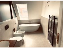 Modernes Badezimmer mit Dachschräge, einer freistehenden ovalen Badewanne unter einem großen Dachfenster, Bidet, Toilette, Waschbecken auf einer Holzplatte und einem schwarzen Handtuchheizkörper. Die Wände sind teils verputzt und teils gefliest.