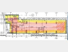 Architektonischer Grundriss eines Gebäudes mit farblich markierten Bereichen. Gelbe und rot schraffierte Zonen heben unterschiedliche Nutzungs- oder Bauabschnitte hervor, begleitet von Maßangaben und Beschriftungen wie „Überarbeitung bzw. Neuverfliesung“.