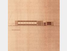 Architektonische Zeichnung einer flachen Gebäudeansicht mit dem Titel „Südwestansicht“. Das Gebäude zeigt eine moderne Gestaltung mit rechteckigen Fensterelementen und mehreren unterschiedlich hohen Bauabschnitten, umgeben von angedeuteten Bäumen.