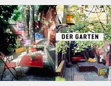 Ein gemütlicher Außenbereich mit Kopfsteinpflaster, bunten Stühlen und Tischen, umgeben von Backsteinwänden und Bäumen. Laternen hängen in den Ästen, und verschiedene Sitzgelegenheiten schaffen eine entspannte Atmosphäre.