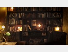 Gemütlicher Raum mit dunkelbrauner Bücherwand, gefüllt mit Büchern, Schallplatten und Dekorationen. Im Vordergrund stehen zwei lederne Sessel und ein Schreibtisch mit einer klassischen Tischlampe, im Hintergrund beleuchten mehrere Lampen die Szene dezent.