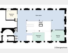 Grundriss des 2. Obergeschosses eines Gebäudes mit offenen Arbeitsbereichen („Open Space“), einer Teeküche (19 m²), einem Besprechungsraum („Meeting“, 25 m²) und einem verglasten Kubus (17 m²). Zusätzliche Räume umfassen ein WC, Lagerbereich und einen Druckerstandort.