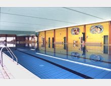 Ein Innenansicht eines Hallenbads mit einem großen Schwimmbecken, blauen Fliesen und einer gelb gefliesten Wand, die mit bunten Wandmalereien von schwimmenden Figuren verziert ist. Im Hintergrund sind Türen, Fenster und Umkleidebereiche zu erkennen.