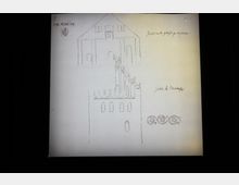 Handgezeichnete Skizzen eines Gebäudes mit gotischen Architekturdetails, darunter Spitzbogenfenster und verzierte Türme. Rechts befinden sich dekorative florale Muster sowie handschriftliche Notizen.