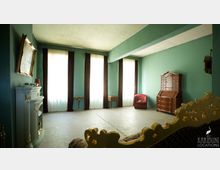 Ein geräumiger Raum mit mintgrünen Wänden und großen Fenstern, die durch weiße Vorhänge und dunkle Vorhänge eingerahmt sind. Im Raum stehen ein antiker Kamin, ein hölzernes Schreibpult, ein roter Sessel und einzelne dekorative Möbelstücke.