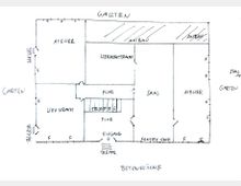Handgezeichnete Grundrissskizze eines Gebäudes mit mehreren Räumen: ein Atelier, ein Wohnraum, ein Werkstattraum, ein Saal sowie zwei Flure. Bereiche wie "Garten" und "Betonfläche" sind außerhalb des Gebäudes markiert, ebenso wie Treppen und Türen.
