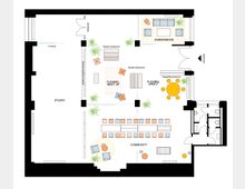 Grundriss eines offenen Coworking- und Veranstaltungsraums mit Zonen für „Studio“, „Flexibel Meet Up“, „Flexibel Arbeit“, „Community“ sowie einer „Kundenecke“ nahe dem Eingang. Eingezeichnet sind flexible Sitztribünen, lange Tischreihen, runde Sitzgruppen, ein Regal als Raumtrenner, Pflanzen sowie ein angrenzender Sanitärbereich.