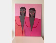 Ein Gemälde mit zwei stilisierten, dunkelgrauen Figuren mit langen Haaren vor einem rosafarbenen Hintergrund. Beide tragen geometrisch gestaltete Kleidung in Rottönen, und die Gesichtszüge sind durch einfache, kontrastreiche Linien hervorgehoben.