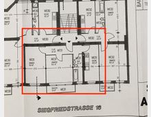 Grundriss eines Wohngebäudes mit markiertem Bereich in rotem Rahmen. Der Plan zeigt eine Wohnung auf der Siegfriedstraße 16, die in mehrere Räume wie Schlafzimmer, Badezimmer, Flur und Balkon unterteilt ist, mit Maßangaben zu den jeweiligen Räumen.