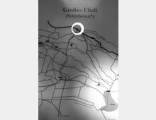 Schwarz-weiße Karte mit Beschriftung "Großes Fließ (Schrebenza)". Die Karte zeigt Gewässer, Straßen und Ortschaften, darunter die "Kleine Spree" und "Burg". Ein markierter Kreis hebt einen bestimmten Punkt hervor.