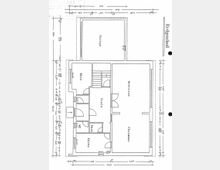 Grundriss eines Erdgeschosses, bestehend aus mehreren Räumen, darunter Garage, Wohnraum, Esszimmer, Büro, Küche, WC, Abstellraum und Diele. Die Zeichnung enthält Maßangaben sowie Türen und Wände, die die Raumaufteilung zeigen.